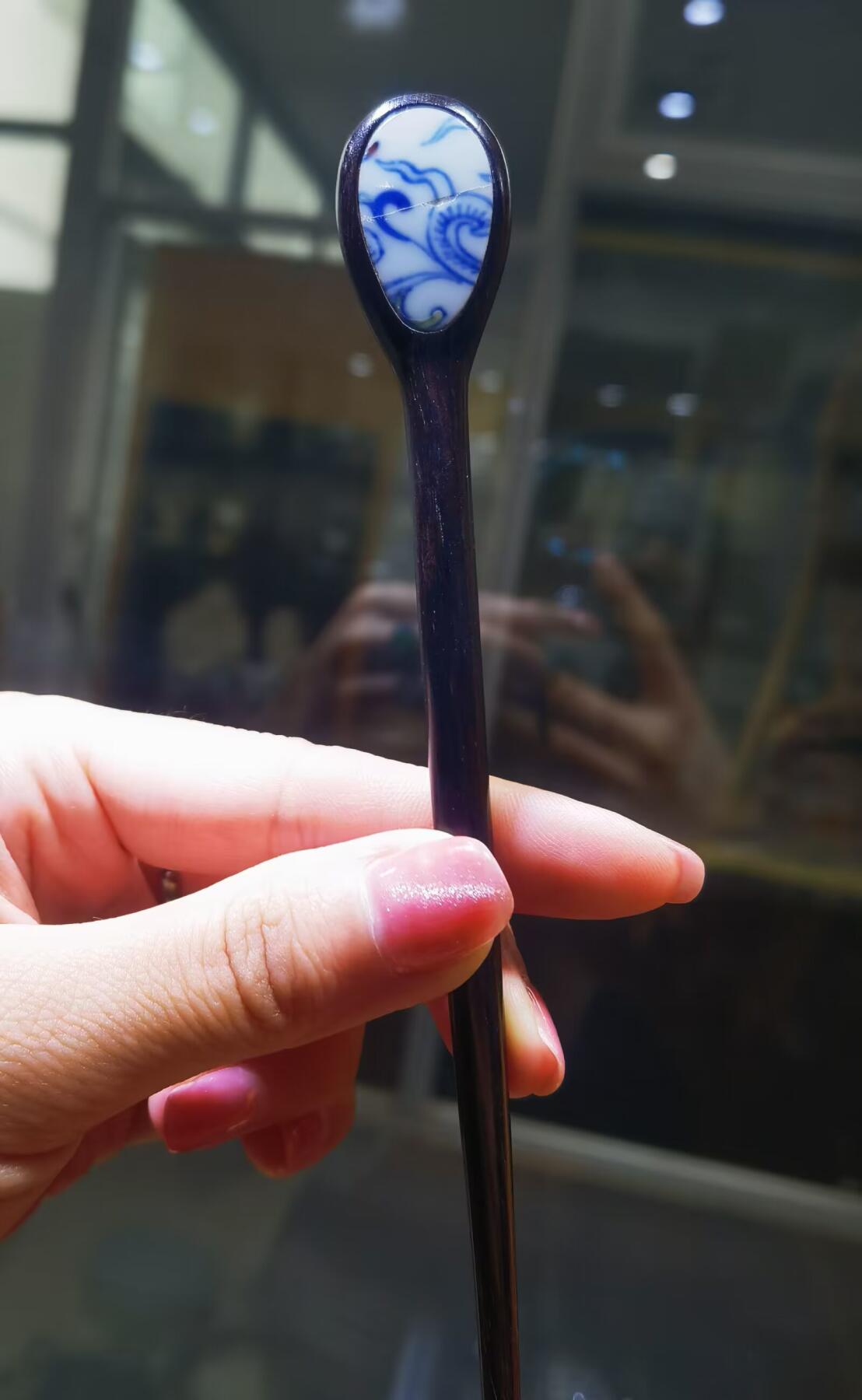 官窑簪子女款头饰，包老到代。中间有磕裂！品相如图！镶嵌紫檀木！长15cm宽1.9cm