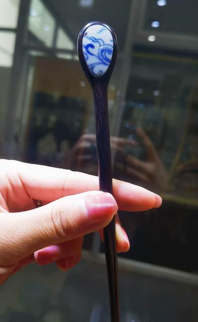 官窑簪子女款头饰，包老到代。中间有磕裂！品相如图！镶嵌紫檀木！长15cm宽1.9cm