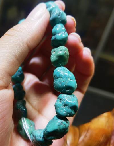 原矿松石随型手串佛珠男女款，纯天然天然随型，无沁色、无注胶、无过蜡！可见天然铁线矿点，瓷度密度较高，追求完美勿扰！上手佩戴盘玩变色速度快！尺寸；最小:10*9最大:14*12克重:22.9