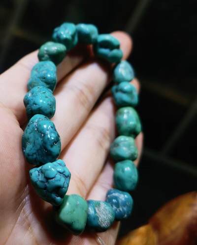 原矿松石随型手串佛珠男女款，纯天然天然随型，无沁色、无注胶、无过蜡！可见天然铁线矿点，瓷度密度较高，追求完美勿扰！上手佩戴盘玩变色速度快！尺寸；最小:10*9最大:14*12克重:22.9