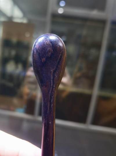 官窑簪子女款头饰，包老到代。中间有磕裂！品相如图！镶嵌紫檀木！长15cm宽1.9cm