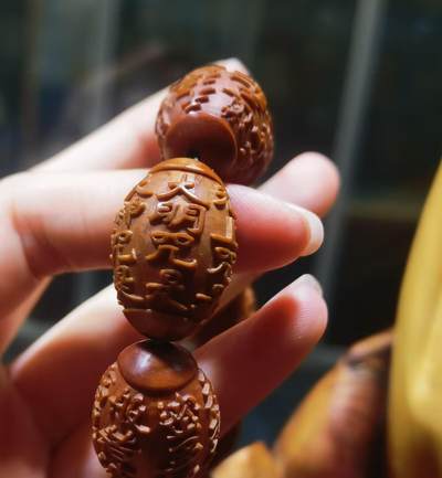 橄榄核浮雕手串佛珠男款，浮雕，十年老油核，纯手工雕刻，可见刀痕！尺寸:23mm*16mm