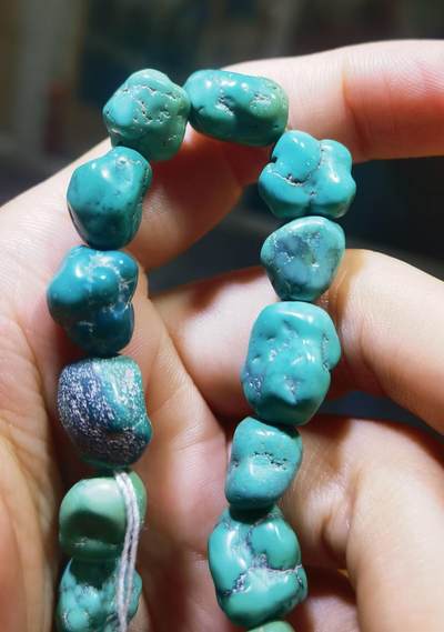 原矿松石随型手串佛珠男女款，纯天然天然随型，无沁色、无注胶、无过蜡！可见天然铁线矿点，瓷度密度较高，追求完美勿扰！上手佩戴盘玩变色速度快！尺寸；最小:10*9最大:14*12克重:22.9