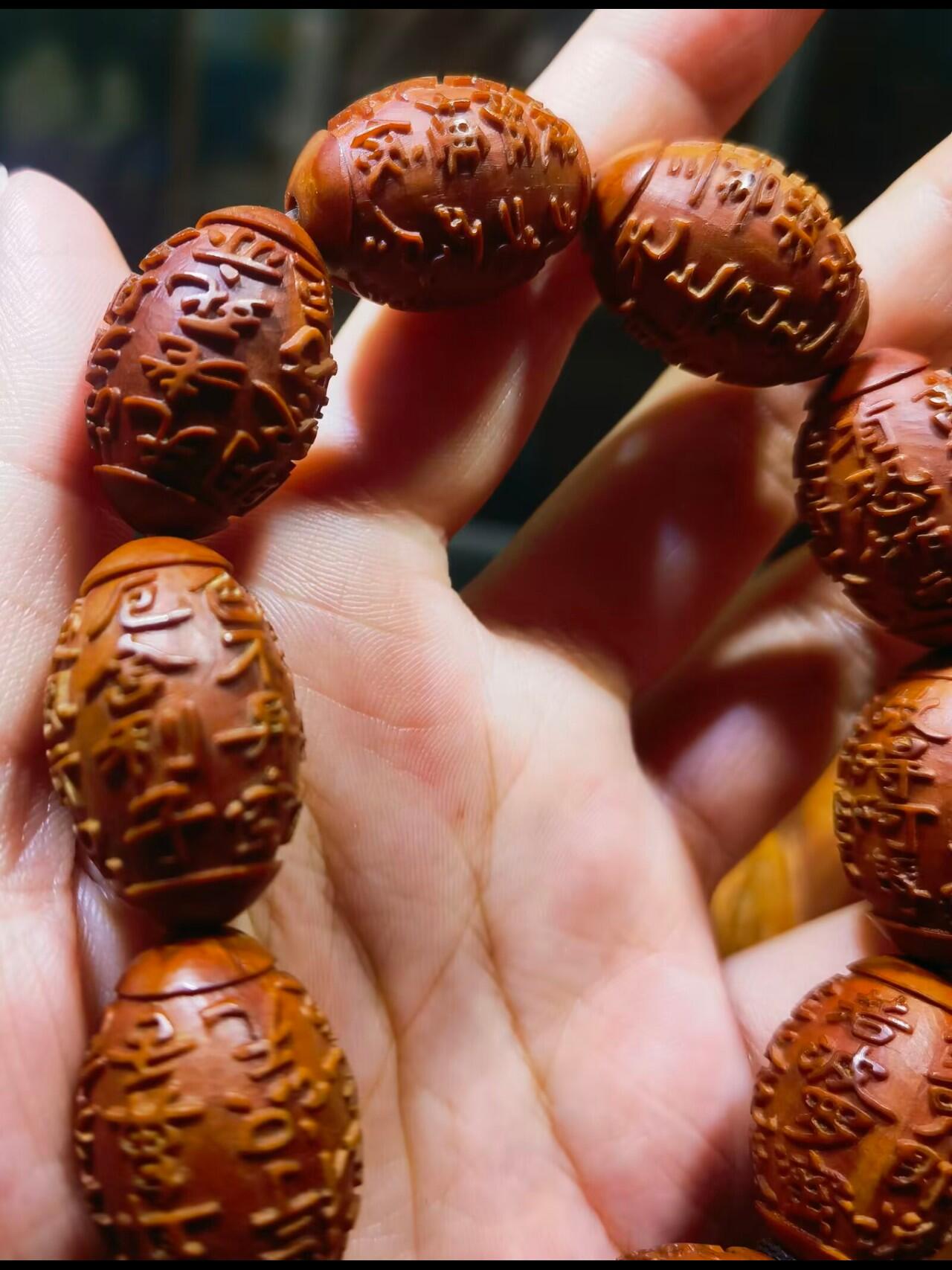 橄榄核浮雕手串佛珠男款，浮雕，十年老油核，纯手工雕刻，可见刀痕！尺寸:23mm*16mm