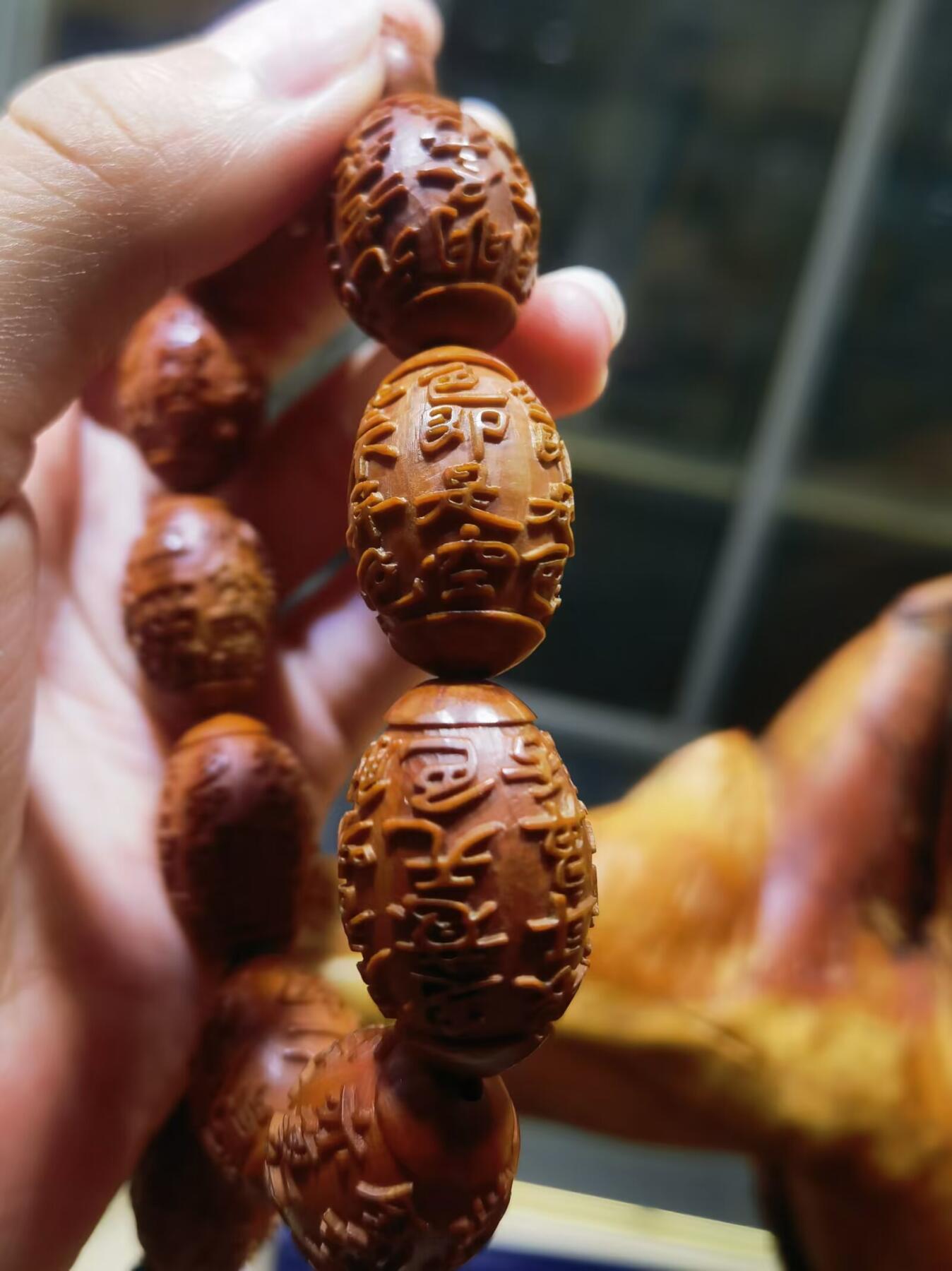 橄榄核浮雕手串佛珠男款，浮雕，十年老油核，纯手工雕刻，可见刀痕！尺寸:23mm*16mm