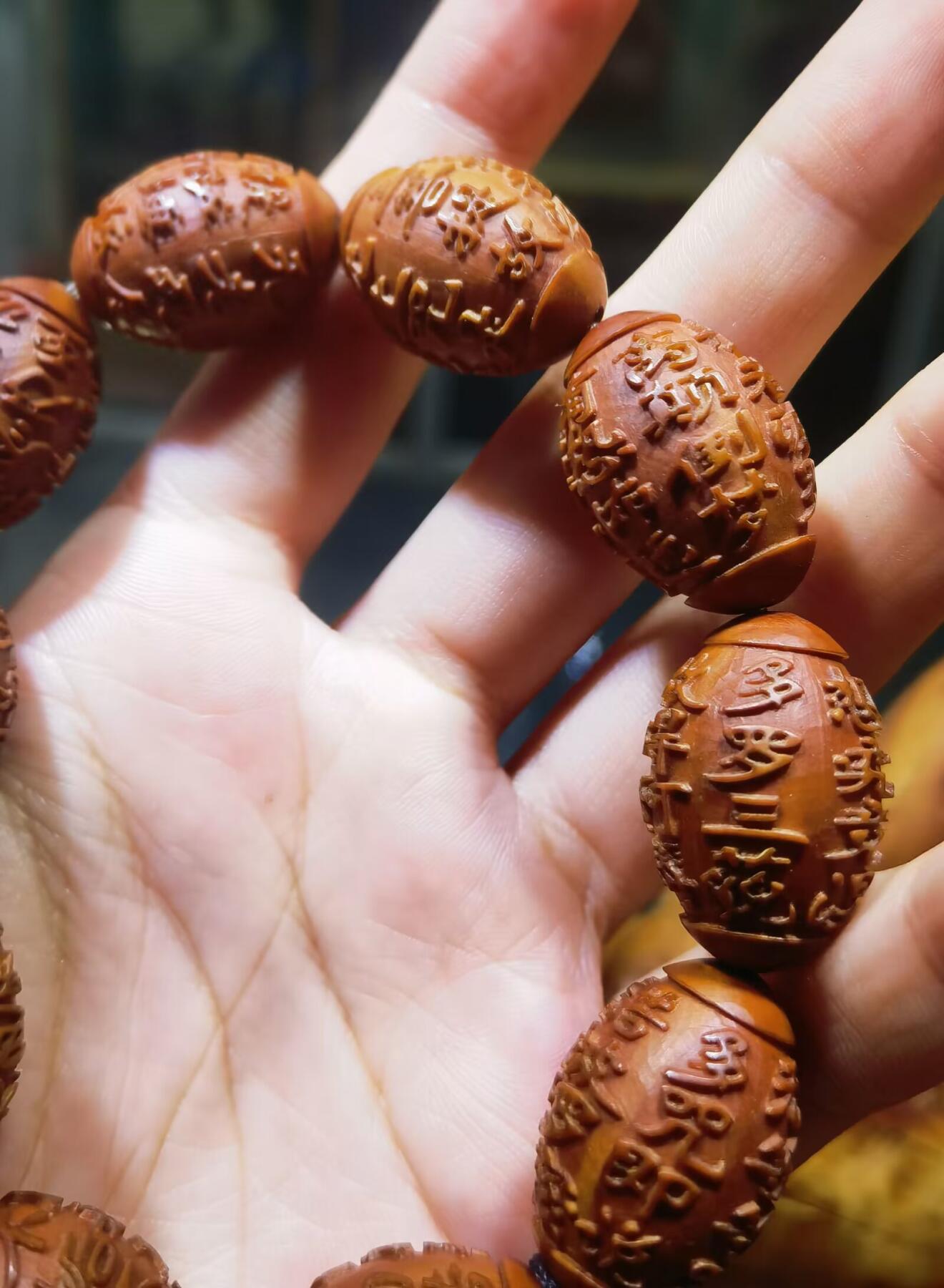 橄榄核浮雕手串佛珠男款，浮雕，十年老油核，纯手工雕刻，可见刀痕！尺寸:23mm*16mm