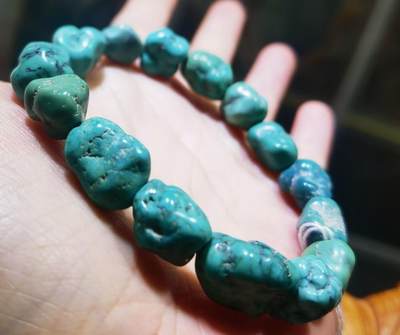 原矿松石随型手串佛珠男女款，纯天然天然随型，无沁色、无注胶、无过蜡！可见天然铁线矿点，瓷度密度较高，追求完美勿扰！上手佩戴盘玩变色速度快！尺寸；最小:10*9最大:14*12克重:22.9