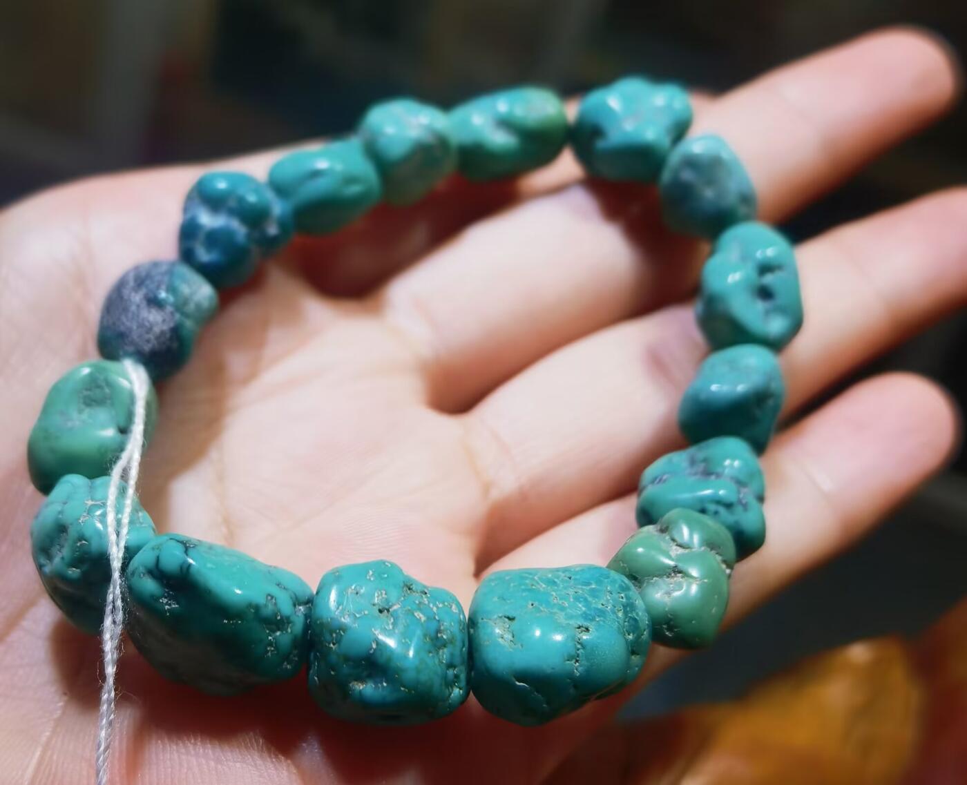 原矿松石随型手串佛珠男女款，纯天然天然随型，无沁色、无注胶、无过蜡！可见天然铁线矿点，瓷度密度较高，追求完美勿扰！上手佩戴盘玩变色速度快！尺寸；最小:10*9最大:14*12克重:22.9