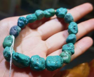 原矿松石随型手串佛珠男女款，纯天然天然随型，无沁色、无注胶、无过蜡！可见天然铁线矿点，瓷度密度较高，追求完美勿扰！上手佩戴盘玩变色速度快！尺寸；最小:10*9最大:14*12克重:22.9