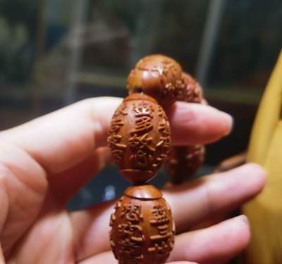 橄榄核浮雕手串佛珠男款，浮雕，十年老油核，纯手工雕刻，可见刀痕！尺寸:23mm*16mm