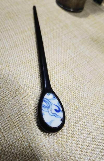 官窑簪子女款头饰，包老到代。中间有磕裂！品相如图！镶嵌紫檀木！长15cm宽1.9cm