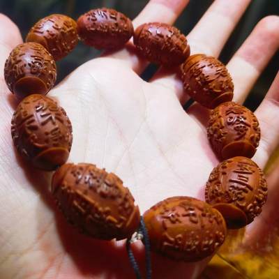 橄榄核浮雕手串佛珠男款，浮雕，十年老油核，纯手工雕刻，可见刀痕！尺寸:23mm*16mm