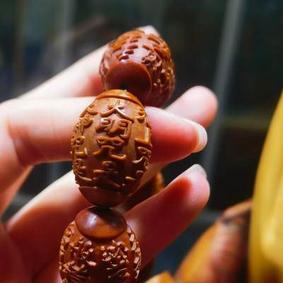 橄榄核浮雕手串佛珠男款，浮雕，十年老油核，纯手工雕刻，可见刀痕！尺寸:23mm*16mm