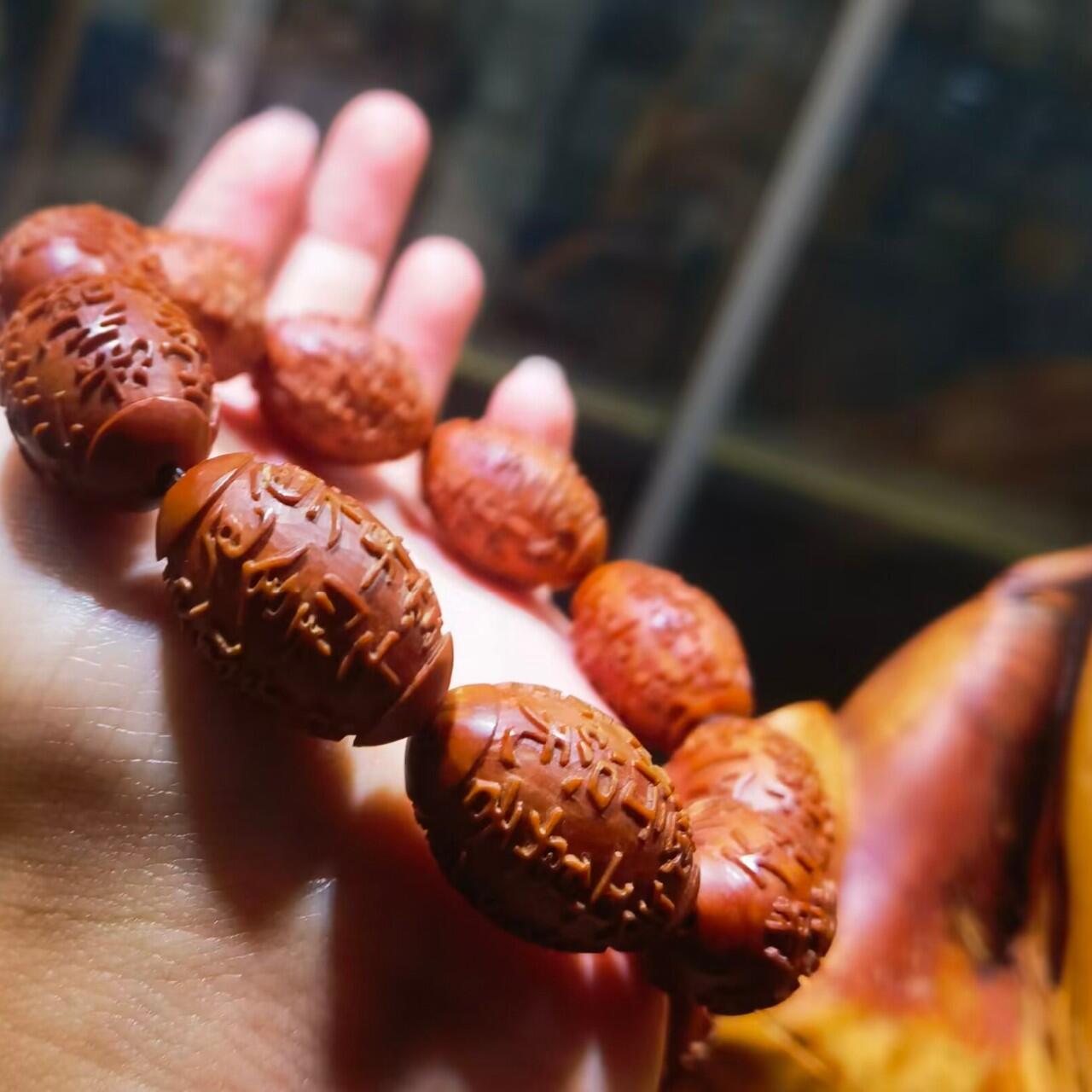 橄榄核浮雕手串佛珠男款，浮雕，十年老油核，纯手工雕刻，可见刀痕！尺寸:23mm*16mm