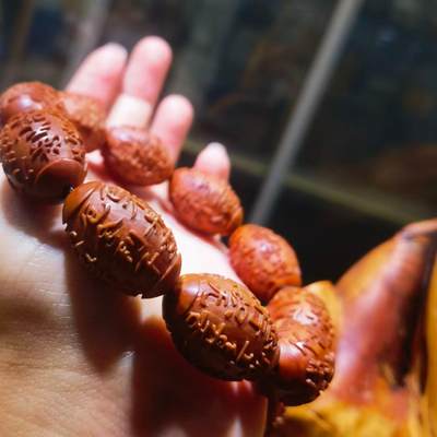 橄榄核浮雕手串佛珠男款，浮雕，十年老油核，纯手工雕刻，可见刀痕！尺寸:23mm*16mm