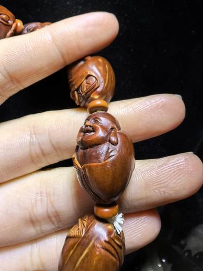 十余年前铁核，橄榄核雕，弥勒佛男士手串佛珠，纯手工雕刻，苏工弥勒佛，上手包浆变色速度快，精雕细刻憨态可掬。可见手工雕刻留刀痕。尺寸：2.3cm＊1.6cm