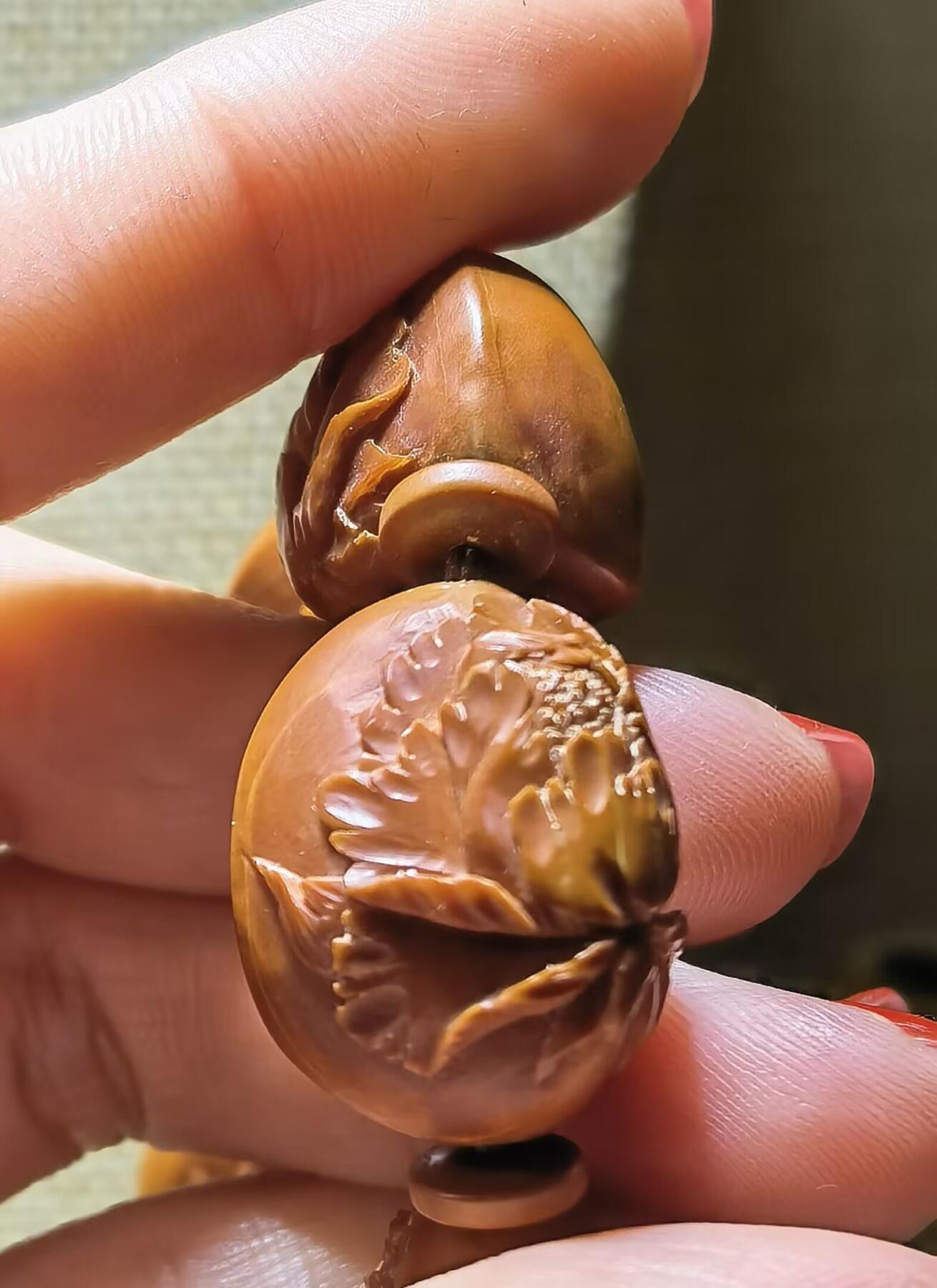 纯手工橄榄核浮雕凤穿牡丹男款手串佛珠，三花扁核浮雕凤穿牡丹花瓣雕刻栩栩如生，花瓣花蕊清晰渐层，扁核需要在不同面连贯雕刻，考验雕刻师的雕刻技术可见清晰留刀痕尺寸：18宽mm*24长mm