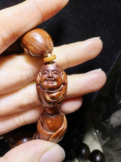 十余年前铁核，橄榄核雕，弥勒佛男士手串佛珠，纯手工雕刻，苏工弥勒佛，上手包浆变色速度快，精雕细刻憨态可掬。可见手工雕刻留刀痕。尺寸：2.3cm＊1.6cm