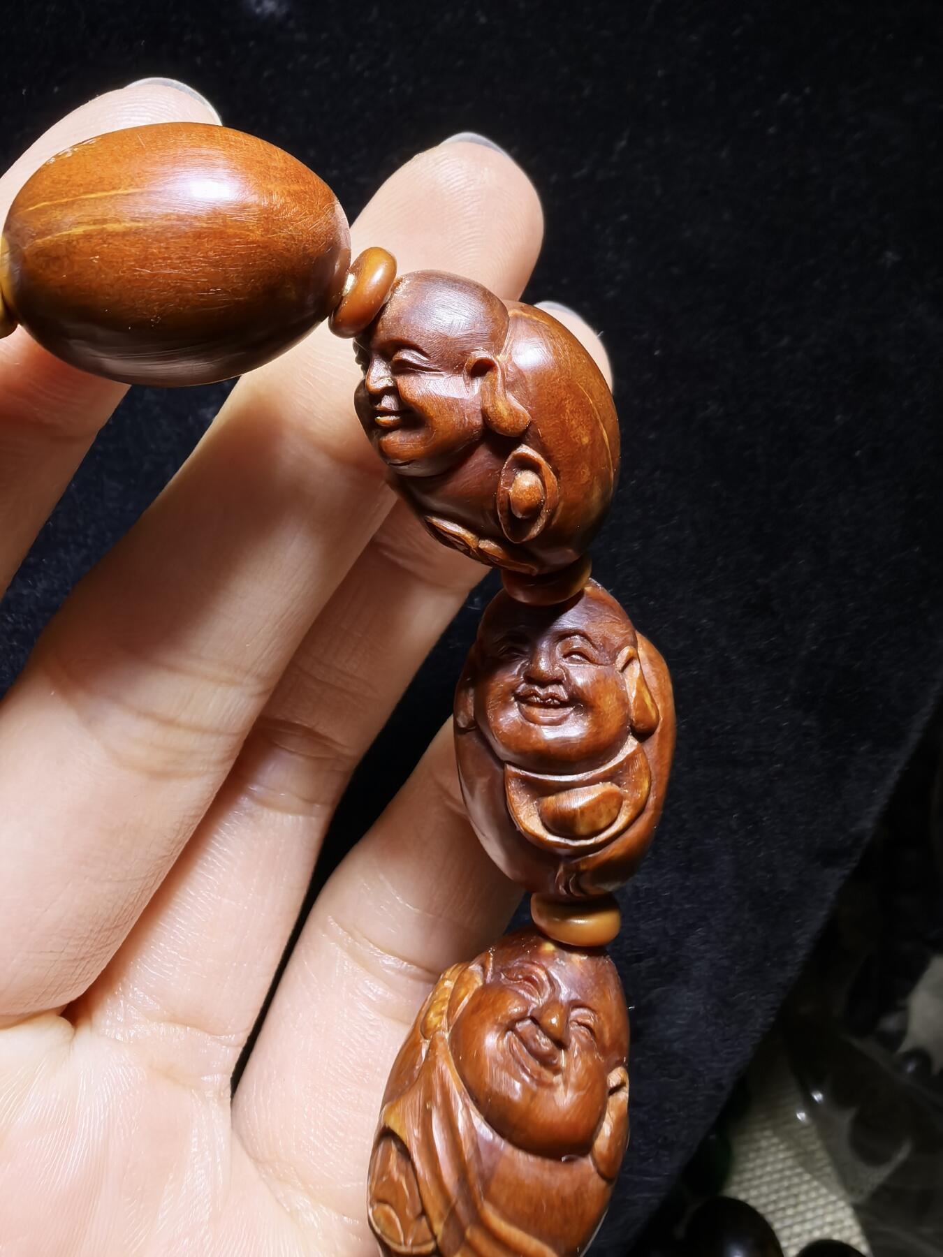 十余年前铁核，橄榄核雕，弥勒佛男士手串佛珠，纯手工雕刻，苏工弥勒佛，上手包浆变色速度快，精雕细刻憨态可掬。可见手工雕刻留刀痕。尺寸：2.3cm＊1.6cm