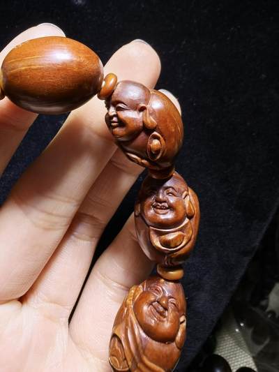 十余年前铁核，橄榄核雕，弥勒佛男士手串佛珠，纯手工雕刻，苏工弥勒佛，上手包浆变色速度快，精雕细刻憨态可掬。可见手工雕刻留刀痕。尺寸：2.3cm＊1.6cm