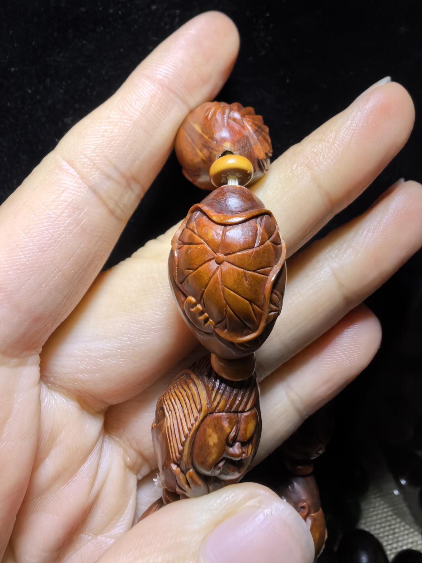 十余年前铁核，橄榄核雕，弥勒佛男士手串佛珠，纯手工雕刻，苏工弥勒佛，上手包浆变色速度快，精雕细刻憨态可掬。可见手工雕刻留刀痕。尺寸：2.3cm＊1.6cm