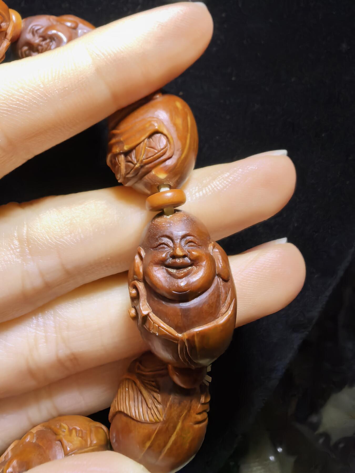 十余年前铁核，橄榄核雕，弥勒佛男士手串佛珠，纯手工雕刻，苏工弥勒佛，上手包浆变色速度快，精雕细刻憨态可掬。可见手工雕刻留刀痕。尺寸：2.3cm＊1.6cm
