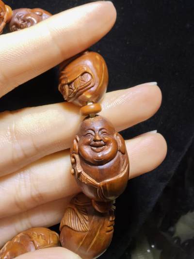 十余年前铁核，橄榄核雕，弥勒佛男士手串佛珠，纯手工雕刻，苏工弥勒佛，上手包浆变色速度快，精雕细刻憨态可掬。可见手工雕刻留刀痕。尺寸：2.3cm＊1.6cm