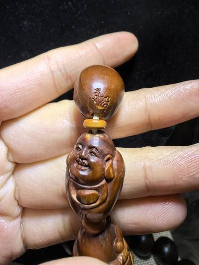十余年前铁核，橄榄核雕，弥勒佛男士手串佛珠，纯手工雕刻，苏工弥勒佛，上手包浆变色速度快，精雕细刻憨态可掬。可见手工雕刻留刀痕。尺寸：2.3cm＊1.6cm