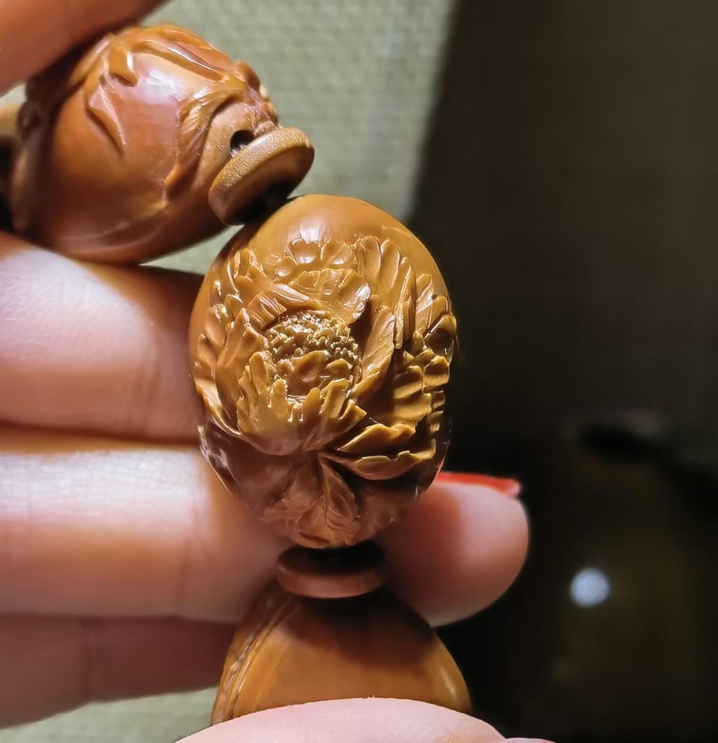 纯手工橄榄核浮雕凤穿牡丹男款手串佛珠，三花扁核浮雕凤穿牡丹花瓣雕刻栩栩如生，花瓣花蕊清晰渐层，扁核需要在不同面连贯雕刻，考验雕刻师的雕刻技术可见清晰留刀痕尺寸：18宽mm*24长mm