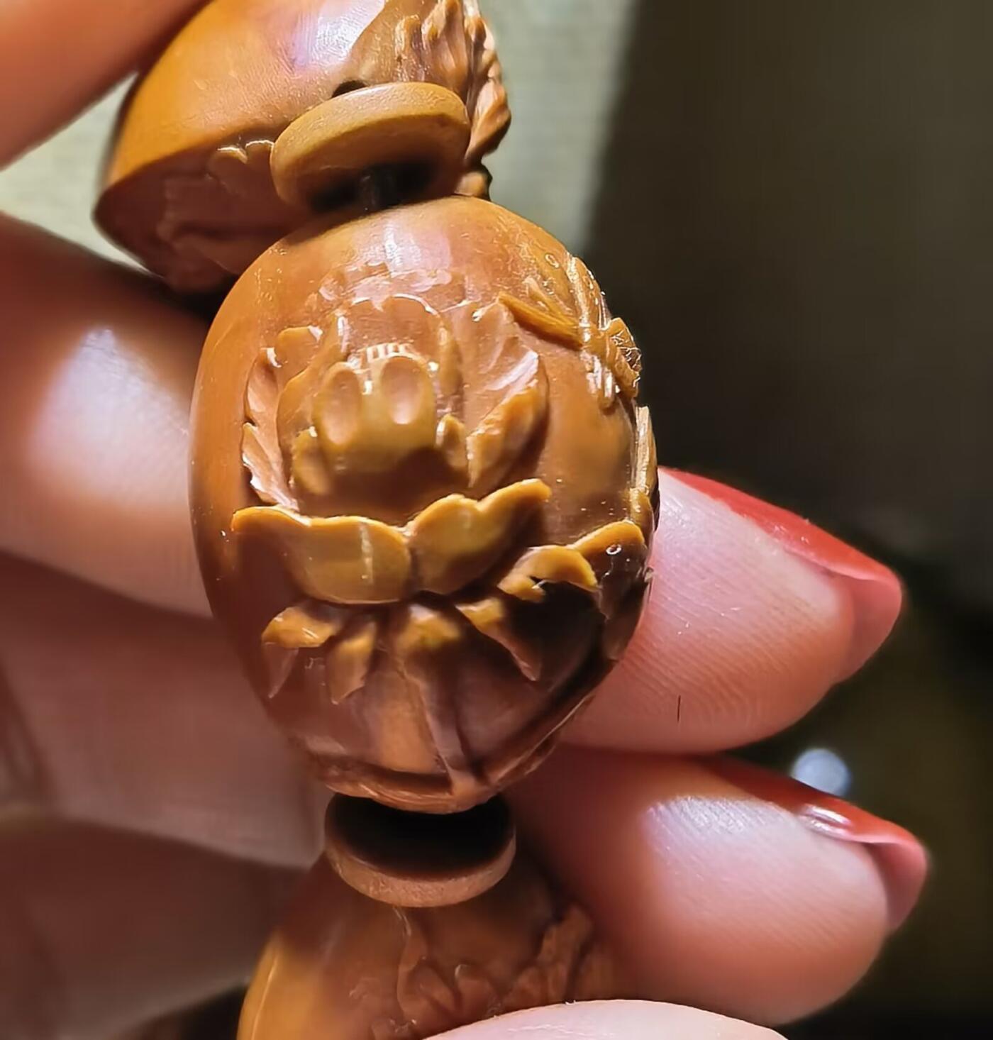 纯手工橄榄核浮雕凤穿牡丹男款手串佛珠，三花扁核浮雕凤穿牡丹花瓣雕刻栩栩如生，花瓣花蕊清晰渐层，扁核需要在不同面连贯雕刻，考验雕刻师的雕刻技术可见清晰留刀痕尺寸：18宽mm*24长mm