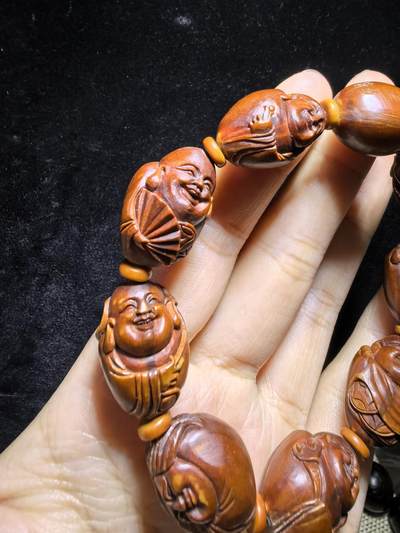 十余年前铁核，橄榄核雕，弥勒佛男士手串佛珠，纯手工雕刻，苏工弥勒佛，上手包浆变色速度快，精雕细刻憨态可掬。可见手工雕刻留刀痕。尺寸：2.3cm＊1.6cm
