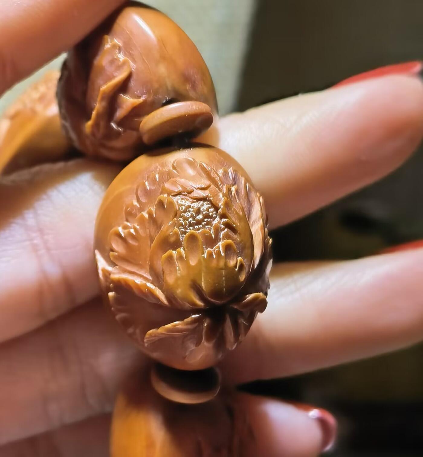 纯手工橄榄核浮雕凤穿牡丹男款手串佛珠，三花扁核浮雕凤穿牡丹花瓣雕刻栩栩如生，花瓣花蕊清晰渐层，扁核需要在不同面连贯雕刻，考验雕刻师的雕刻技术可见清晰留刀痕尺寸：18宽mm*24长mm