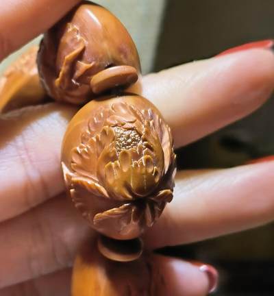 纯手工橄榄核浮雕凤穿牡丹男款手串佛珠，三花扁核浮雕凤穿牡丹花瓣雕刻栩栩如生，花瓣花蕊清晰渐层，扁核需要在不同面连贯雕刻，考验雕刻师的雕刻技术可见清晰留刀痕尺寸：18宽mm*24长mm