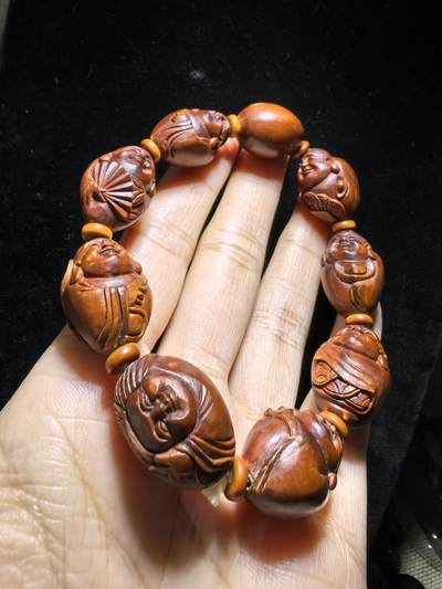 十余年前铁核，橄榄核雕，弥勒佛男士手串佛珠，纯手工雕刻，苏工弥勒佛，上手包浆变色速度快，精雕细刻憨态可掬。可见手工雕刻留刀痕。尺寸：2.3cm＊1.6cm