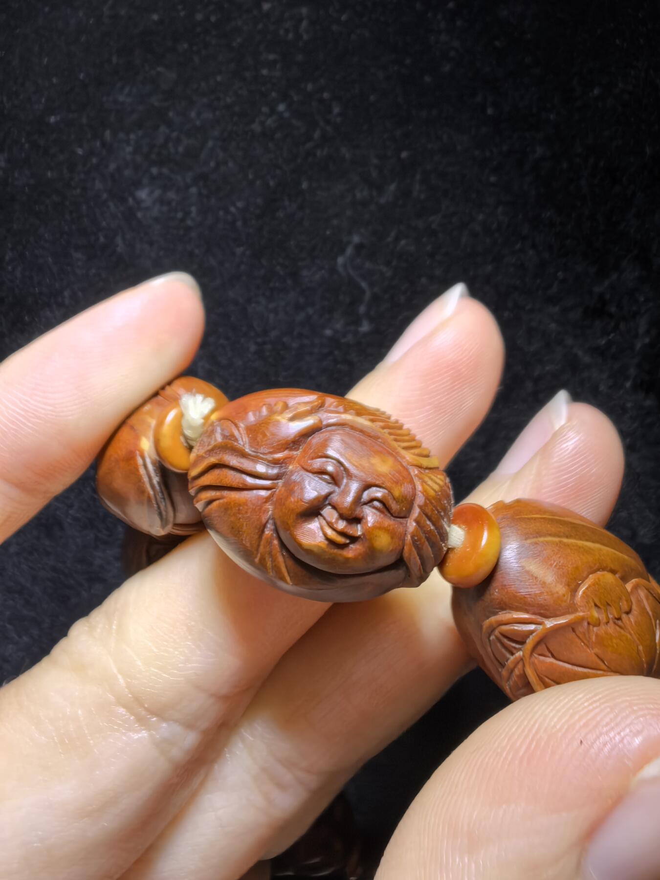 十余年前铁核，橄榄核雕，弥勒佛男士手串佛珠，纯手工雕刻，苏工弥勒佛，上手包浆变色速度快，精雕细刻憨态可掬。可见手工雕刻留刀痕。尺寸：2.3cm＊1.6cm