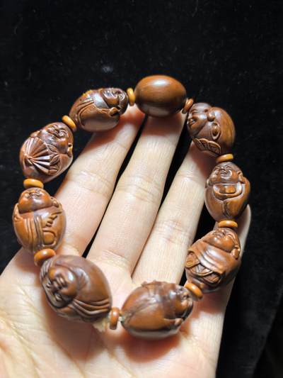 十余年前铁核，橄榄核雕，弥勒佛男士手串佛珠，纯手工雕刻，苏工弥勒佛，上手包浆变色速度快，精雕细刻憨态可掬。可见手工雕刻留刀痕。尺寸：2.3cm＊1.6cm