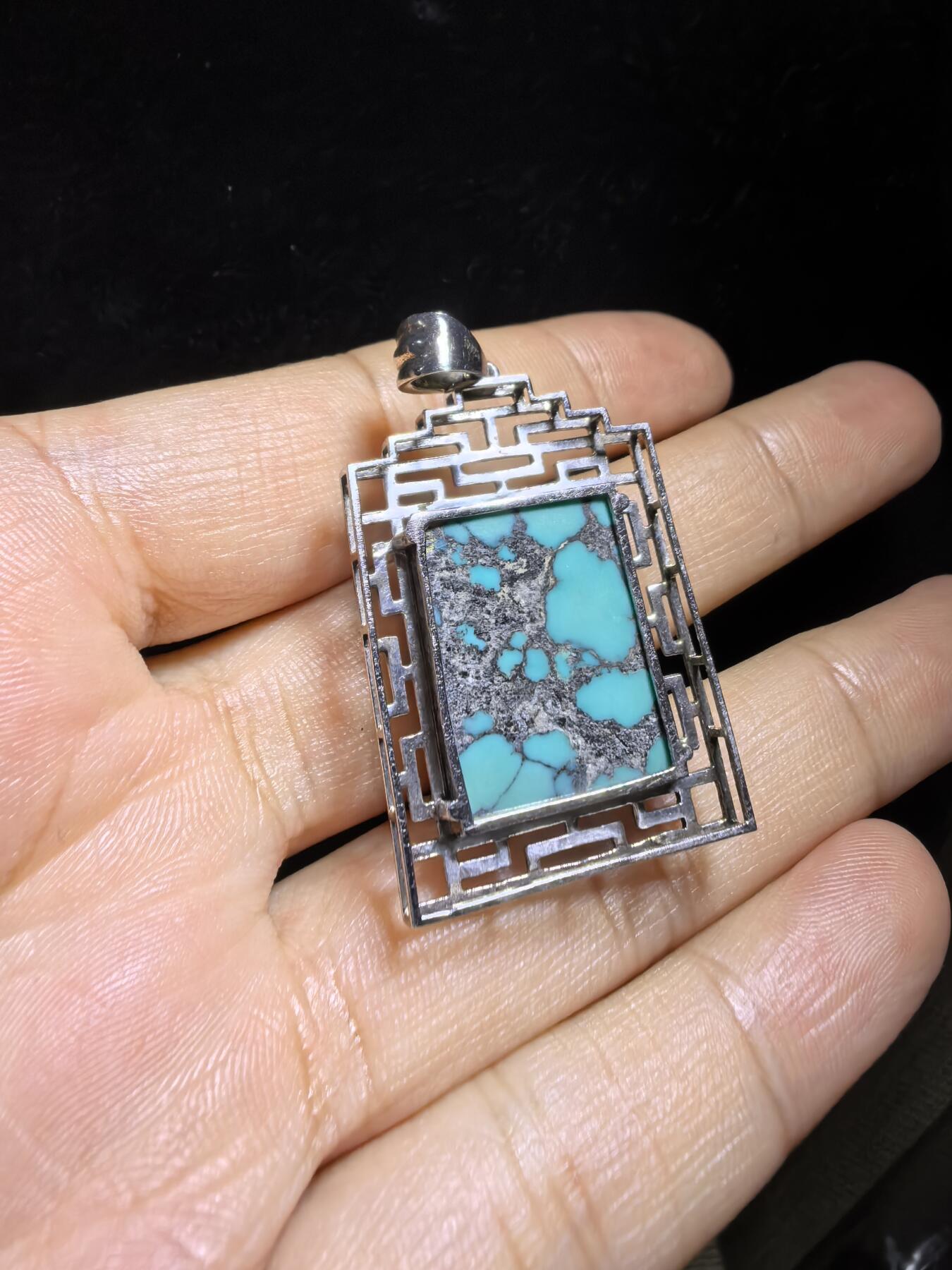 湖北原矿绿松石乌兰花吊坠挂件无事牌男女款，高瓷蓝乌兰花网纹平安无事牌，无染色，无过蜡，无注胶，天然铁线清晰可见，瓷度一流，纯银镶嵌。裸石尺寸：2.0cm＊1.7cm＊0.85cm