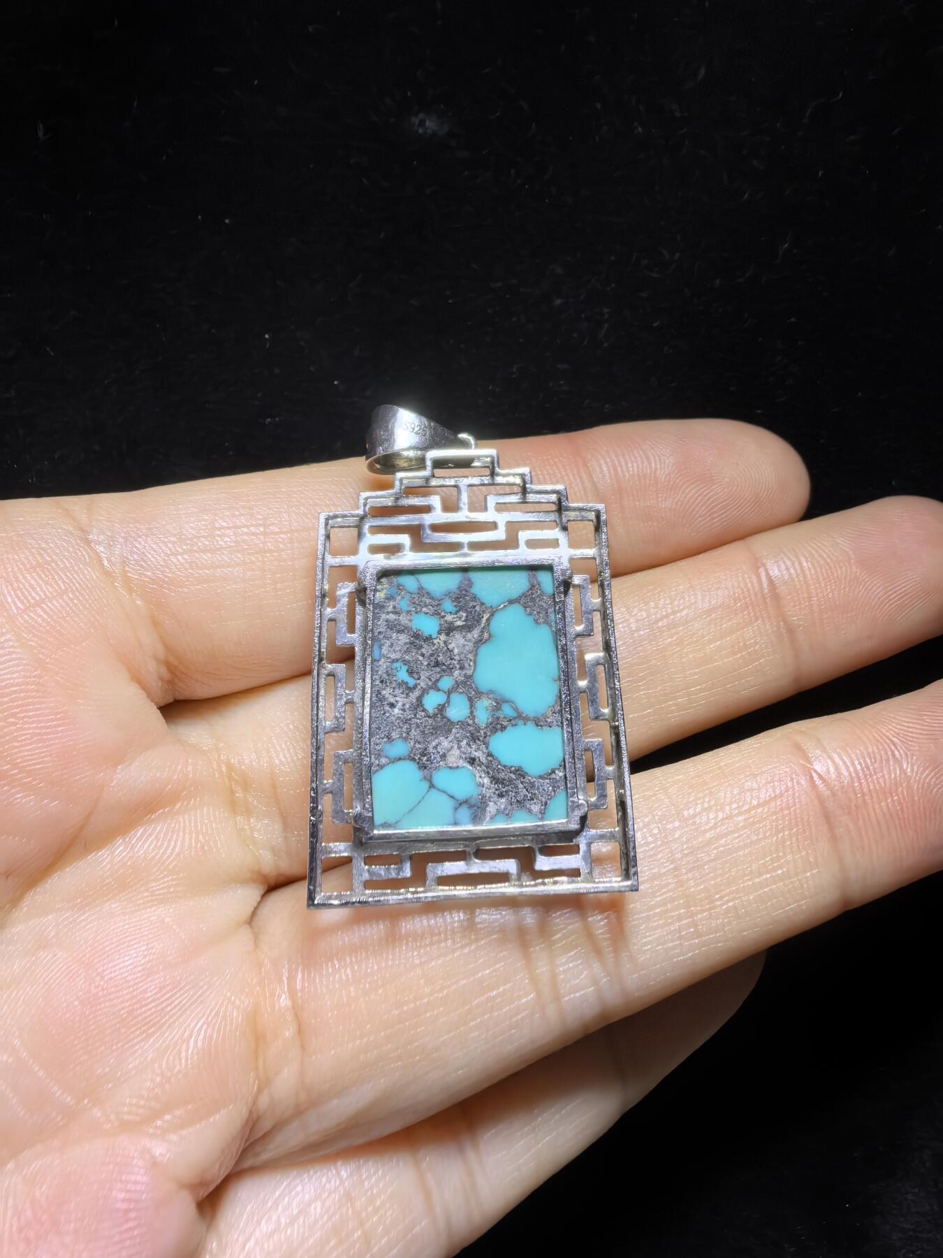 湖北原矿绿松石乌兰花吊坠挂件无事牌男女款，高瓷蓝乌兰花网纹平安无事牌，无染色，无过蜡，无注胶，天然铁线清晰可见，瓷度一流，纯银镶嵌。裸石尺寸：2.0cm＊1.7cm＊0.85cm