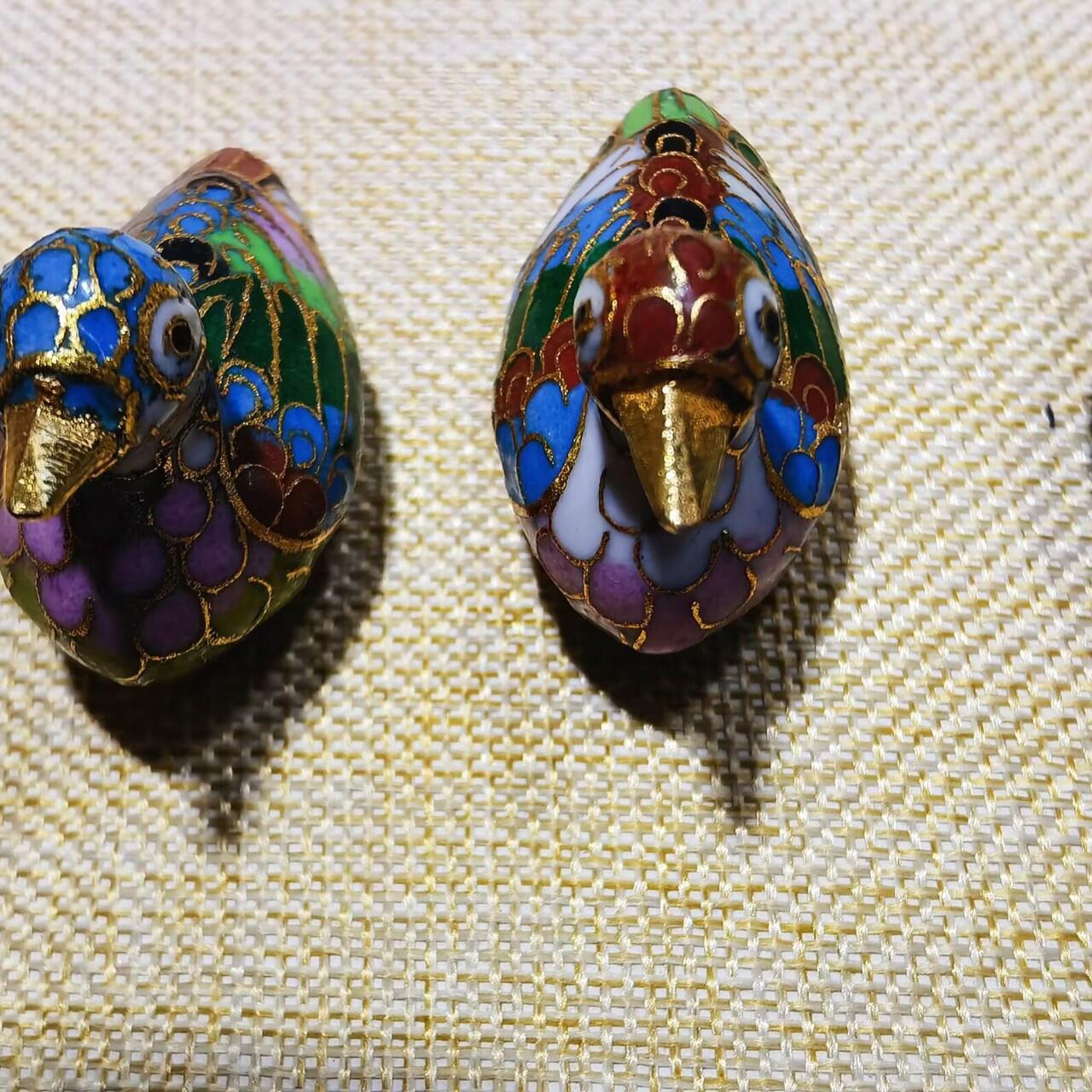 创汇时期出品景泰蓝鸭子摆件，鸭子于古代时为吉祥富贵的象征,寓意状元,器型精美,细致入微,羽翅清晰,栩栩如生多工艺考究,全品实拍。尺寸：5.0cm*3.7cm