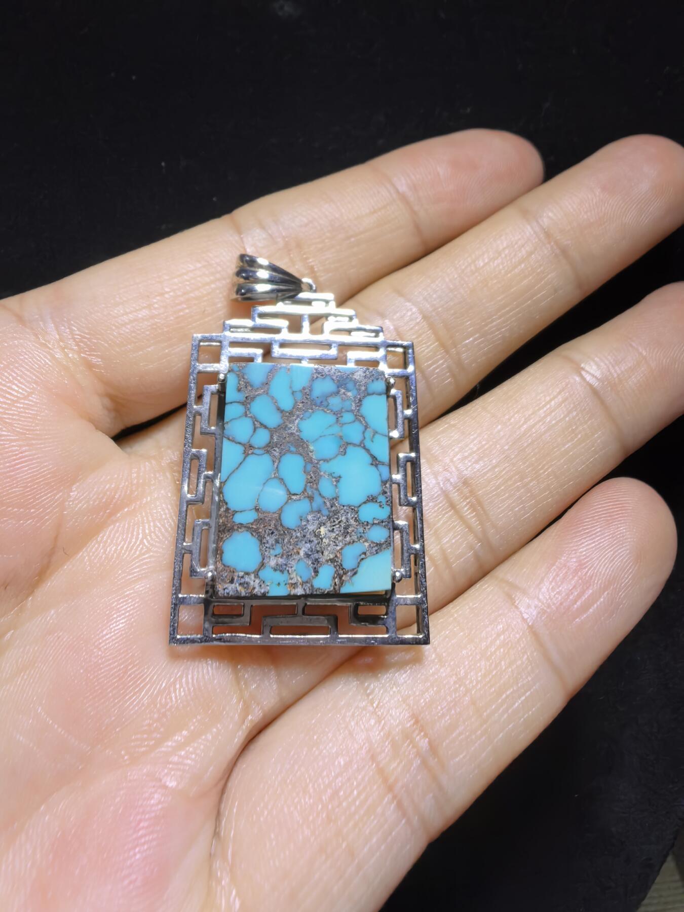 湖北原矿绿松石乌兰花吊坠挂件无事牌男女款，高瓷蓝乌兰花网纹平安无事牌，无染色，无过蜡，无注胶，天然铁线清晰可见，瓷度一流，纯银镶嵌。裸石尺寸：2.0cm＊1.7cm＊0.85cm