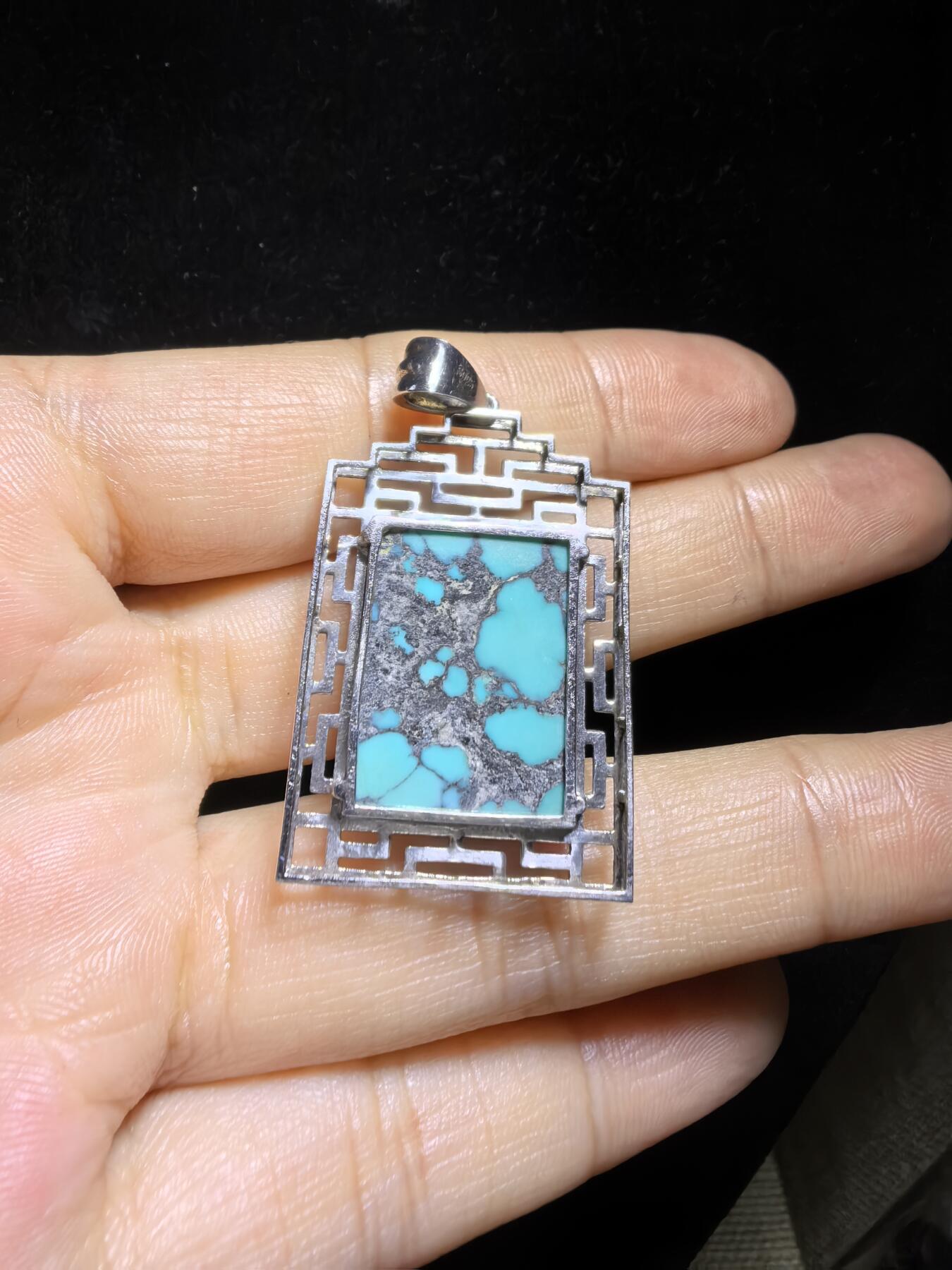 湖北原矿绿松石乌兰花吊坠挂件无事牌男女款，高瓷蓝乌兰花网纹平安无事牌，无染色，无过蜡，无注胶，天然铁线清晰可见，瓷度一流，纯银镶嵌。裸石尺寸：2.0cm＊1.7cm＊0.85cm