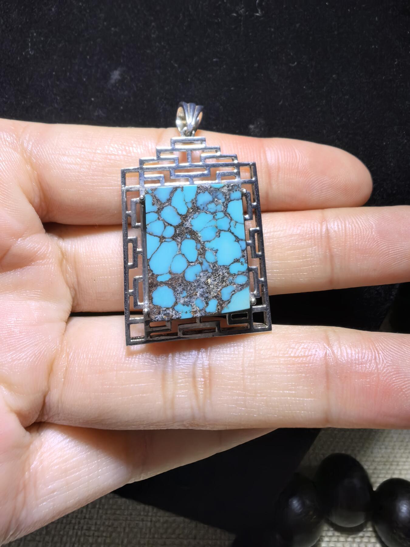 湖北原矿绿松石乌兰花吊坠挂件无事牌男女款，高瓷蓝乌兰花网纹平安无事牌，无染色，无过蜡，无注胶，天然铁线清晰可见，瓷度一流，纯银镶嵌。裸石尺寸：2.0cm＊1.7cm＊0.85cm