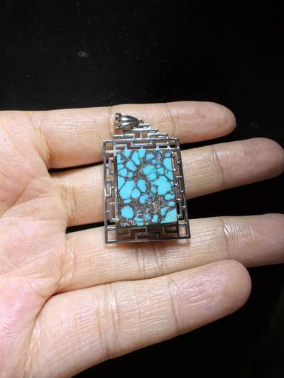 湖北原矿绿松石乌兰花吊坠挂件无事牌男女款，高瓷蓝乌兰花网纹平安无事牌，无染色，无过蜡，无注胶，天然铁线清晰可见，瓷度一流，纯银镶嵌。裸石尺寸：2.0cm＊1.7cm＊0.85cm