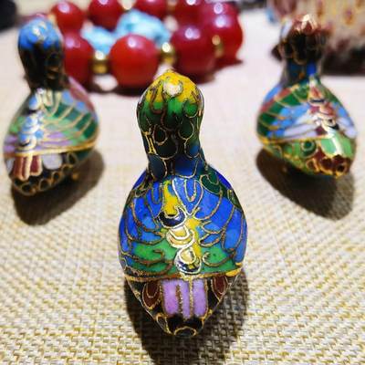 创汇时期出品景泰蓝鸭子摆件，鸭子于古代时为吉祥富贵的象征,寓意状元,器型精美,细致入微,羽翅清晰,栩栩如生多工艺考究,全品实拍。尺寸：5.0cm*3.7cm