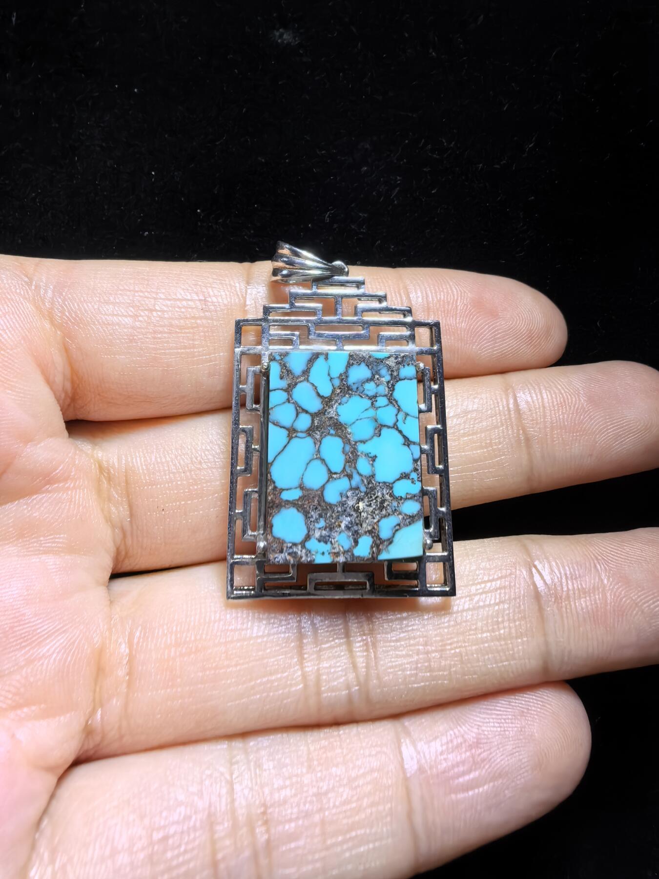 湖北原矿绿松石乌兰花吊坠挂件无事牌男女款，高瓷蓝乌兰花网纹平安无事牌，无染色，无过蜡，无注胶，天然铁线清晰可见，瓷度一流，纯银镶嵌。裸石尺寸：2.0cm＊1.7cm＊0.85cm