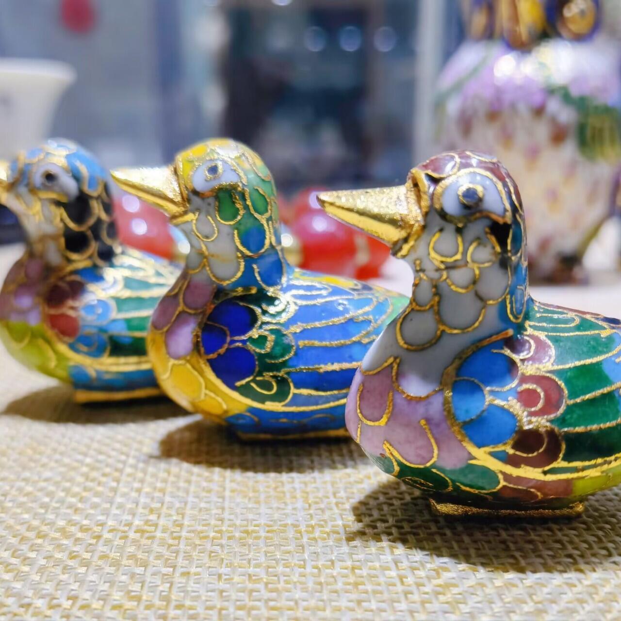 创汇时期出品景泰蓝鸭子摆件，鸭子于古代时为吉祥富贵的象征,寓意状元,器型精美,细致入微,羽翅清晰,栩栩如生多工艺考究,全品实拍。尺寸：5.0cm*3.7cm