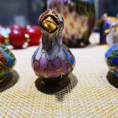 创汇时期出品景泰蓝鸭子摆件，鸭子于古代时为吉祥富贵的象征,寓意状元,器型精美,细致入微,羽翅清晰,栩栩如生多工艺考究,全品实拍。尺寸：5.0cm*3.7cm