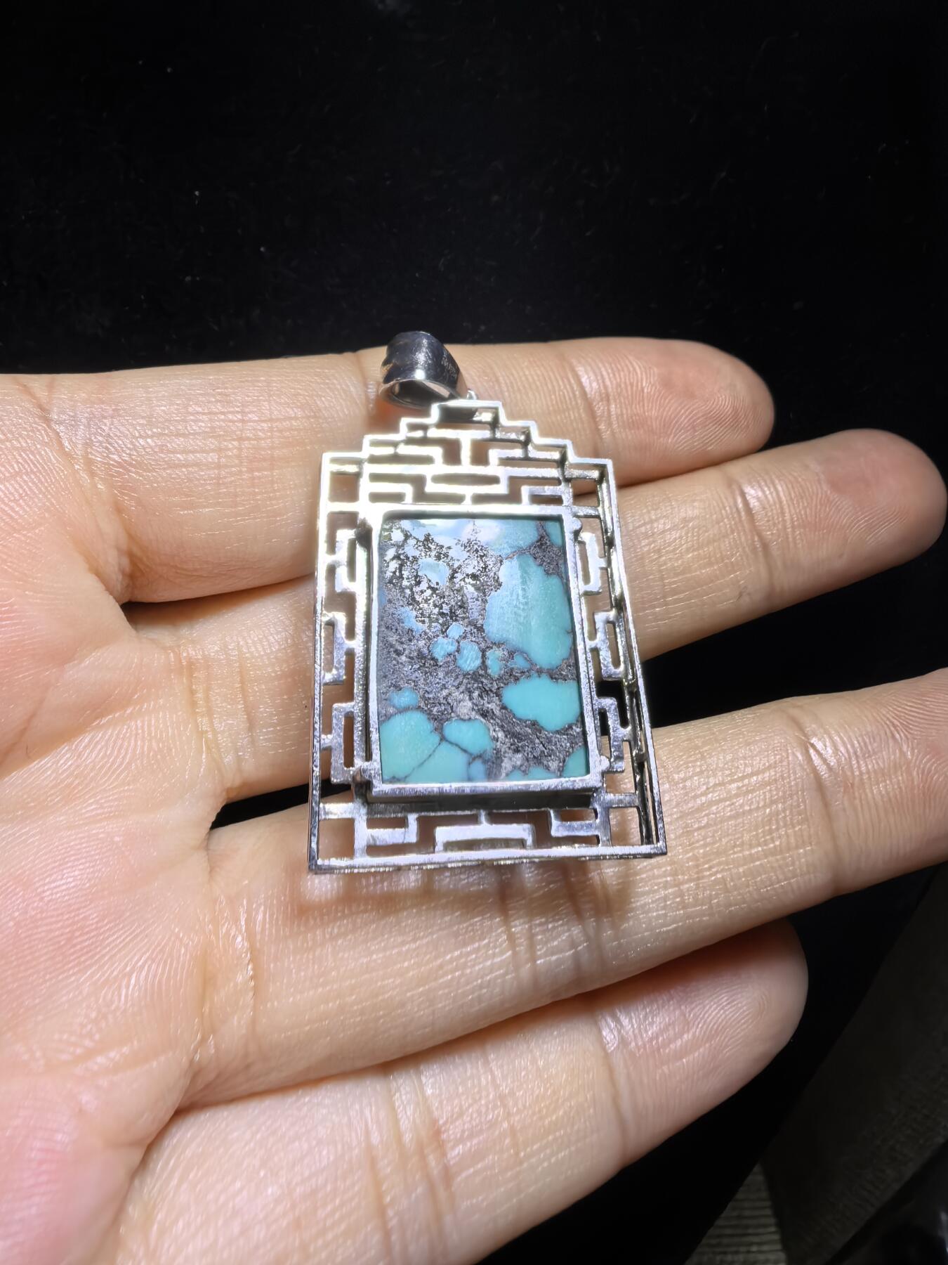 湖北原矿绿松石乌兰花吊坠挂件无事牌男女款，高瓷蓝乌兰花网纹平安无事牌，无染色，无过蜡，无注胶，天然铁线清晰可见，瓷度一流，纯银镶嵌。裸石尺寸：2.0cm＊1.7cm＊0.85cm