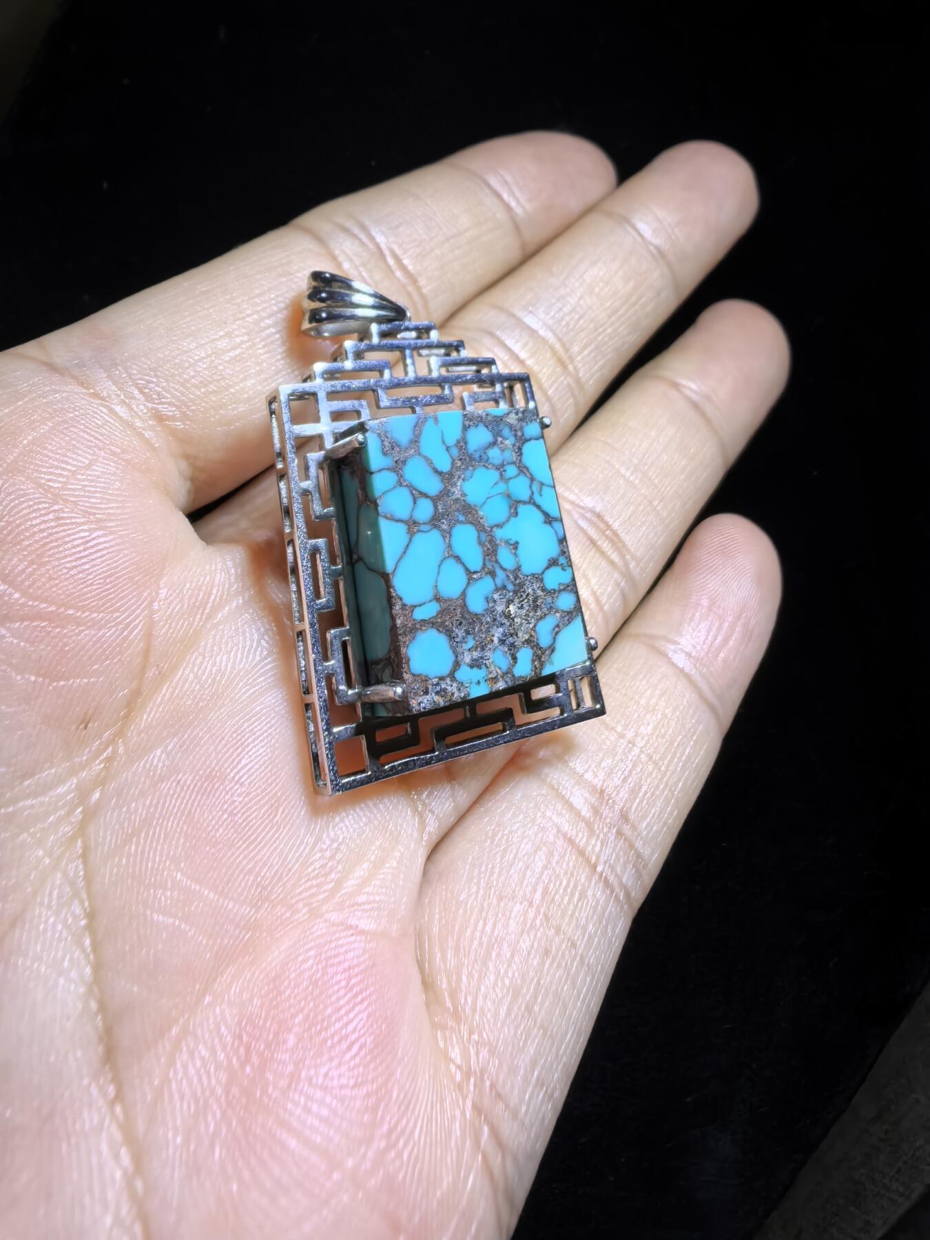 湖北原矿绿松石乌兰花吊坠挂件无事牌男女款，高瓷蓝乌兰花网纹平安无事牌，无染色，无过蜡，无注胶，天然铁线清晰可见，瓷度一流，纯银镶嵌。裸石尺寸：2.0cm＊1.7cm＊0.85cm
