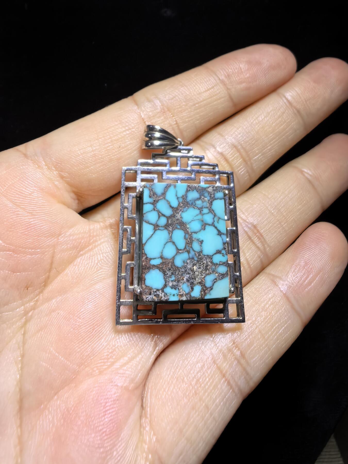 湖北原矿绿松石乌兰花吊坠挂件无事牌男女款，高瓷蓝乌兰花网纹平安无事牌，无染色，无过蜡，无注胶，天然铁线清晰可见，瓷度一流，纯银镶嵌。裸石尺寸：2.0cm＊1.7cm＊0.85cm